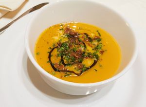 Una foto de Crema de moniatos i porros amb cruixent d'ibèric i parmesà