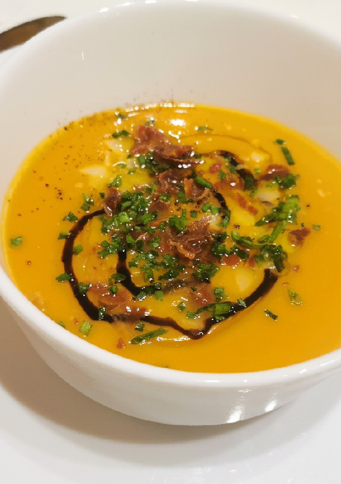 Una foto de Crema de moniatos i porros amb cruixent d'ibèric i parmesà