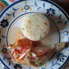 Una foto de Pollo al vino con arroz