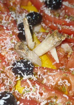 Una foto de Tomate aceitunas y queso gamoneu
