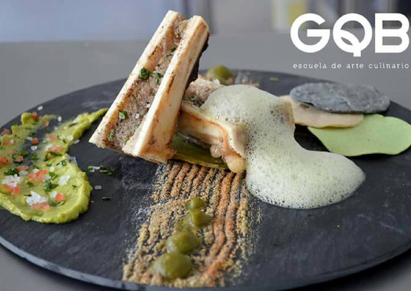 Taco deconstruido de tuétano con aire de chile serrano y salsa de nopal