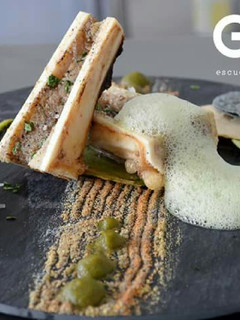 Una foto de Taco deconstruido de tuétano con aire de chile serrano y salsa de nopal
