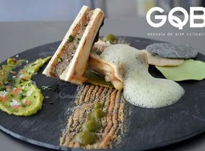 Una foto de Taco deconstruido de tuétano con aire de chile serrano y salsa de nopal