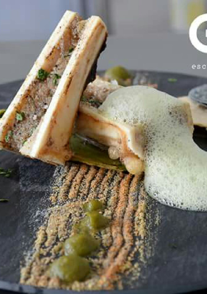 Una foto de Taco deconstruido de tuétano con aire de chile serrano y salsa de nopal