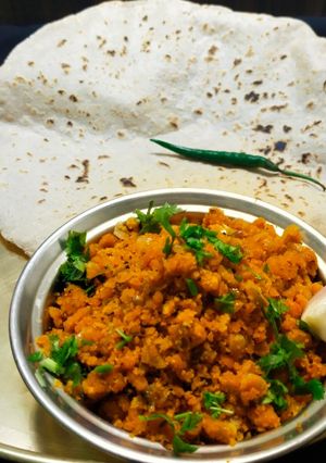झुणका (zhunka recipe in marathi) रेसिपी चे मुख्य फोटो 