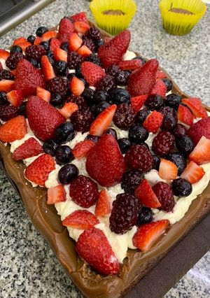 Una foto de Brownie-torta de choco y futos rojos