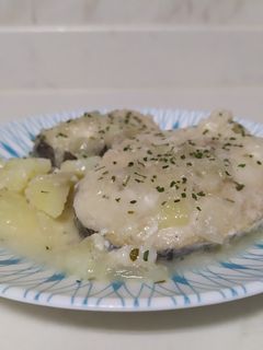 Una foto de Merluza con patatas