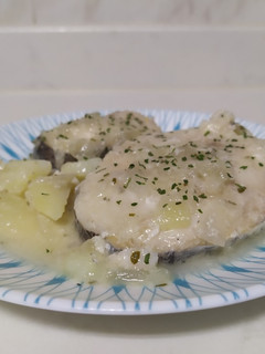 Una foto de Merluza con patatas