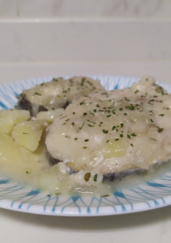Una foto de Merluza con patatas