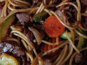 Una foto de bistec comida china