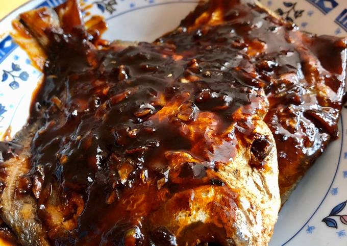 Resep Ikan Bawal Saus Kecap Oleh Meryana Hg Cookpad