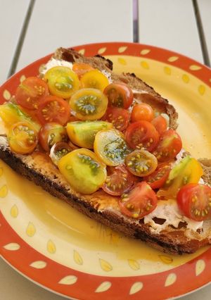 Une photo de ⭐⭐Tartine fraîcheur du jardin