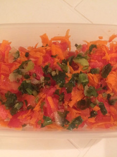 Una foto de Ensalada 🥗 de Tomate 🍅 y Zanahoria 🥕