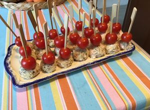 Une photo de Bouchées apéritives au fromage frais, jambon blanc et tomates cerises