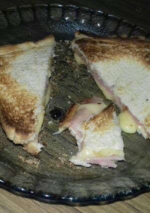 Una foto de Tostàdos Fácil de jamón y queso 😋
