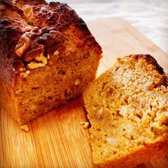 A picture of Banana walnut cake.