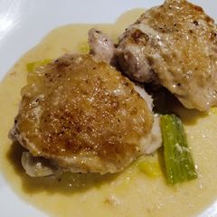 A picture of Chicken and leeks in bacon-infused cream sauce.