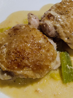 A picture of Chicken and leeks in bacon-infused cream sauce.