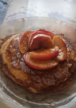 Una foto de Desayuno o merienda fácil, panqueques de avena y manzana