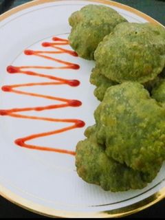 पालक पूरी (palak puri recipe in marathi) रेसिपी चे मुख्य फोटो