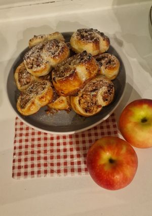 عکسی از دستور شیرینی رول سیب و گردو 🍎🥨