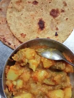 बैंगन और आलू की सब्जी (baingan aur aloo ki sabzi recipe in Hindi) रेसिपी मुख्य फोटो