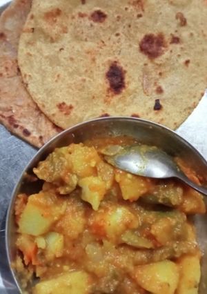 बैंगन और आलू की सब्जी (baingan aur aloo ki sabzi recipe in Hindi) रेसिपी मुख्य फोटो