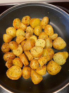 Una foto de Patatas baby con perejil