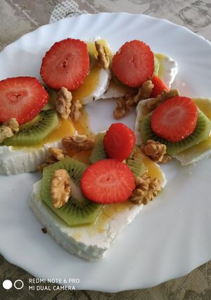 Una foto de Postre de queso y frutas