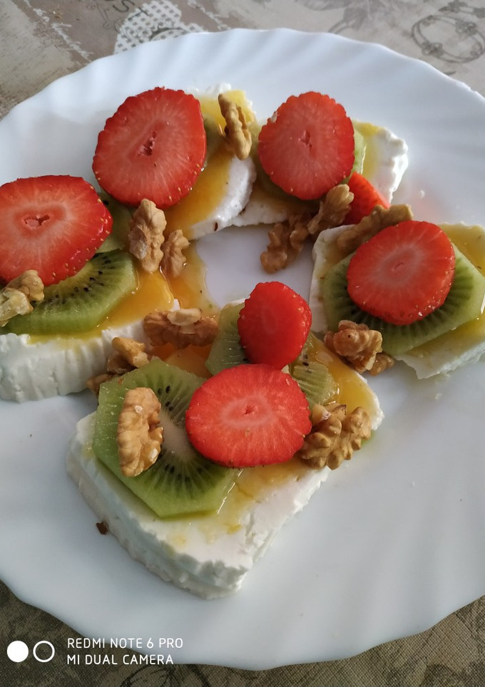 Una foto de Postre de queso y frutas