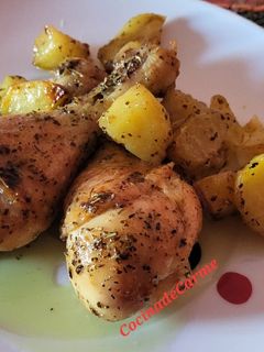 Una foto de Muslitos de pollo asado con mostaza y patatas