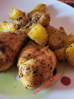 Una foto de Muslitos de pollo asado con mostaza y patatas