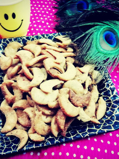 नमकपारे (Namakpare recipe in Hindi) रेसिपी मुख्य फोटो