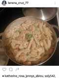 Pasta penne en salsa alfredo con camarones, pechuga de pollo y brócoli
