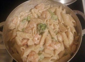Una foto de Pasta penne en salsa alfredo con camarones, pechuga de pollo y brócoli