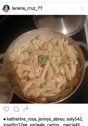 Una foto de Pasta penne en salsa alfredo con camarones, pechuga de pollo y brócoli