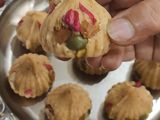भुने चने और ड्राई फ्रूट्स के मोदक