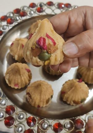 भुने चने और ड्राई फ्रूट्स के मोदक रेसिपी मुख्य फोटो