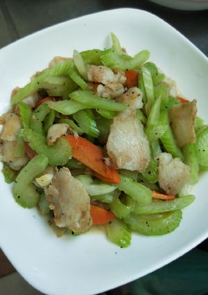 巴沙魚片炒西芹 的食譜成品照片