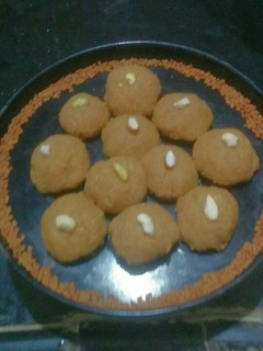 મેથી ના લાડુ (Methi Ladoo Recipe In Gujarati) રેસીપી મુખ્ય ફોટો