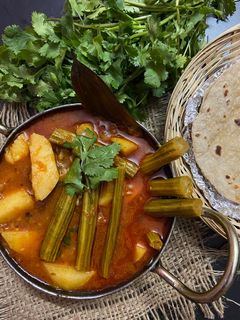 आलू सहजन की सब्ज़ी (aloo sahjan ki sabzi recipe in Hindi) रेसिपी मुख्य फोटो