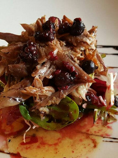 Una foto de Ensalada de pato confitado y frutos rojos
