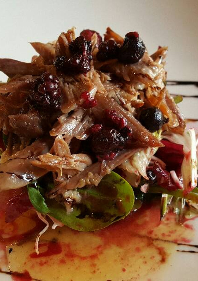 Una foto de Ensalada de pato confitado y frutos rojos