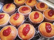 Una foto de queso cottage con fresas