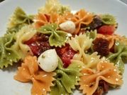 Una foto de ensalada de pasta anchoa