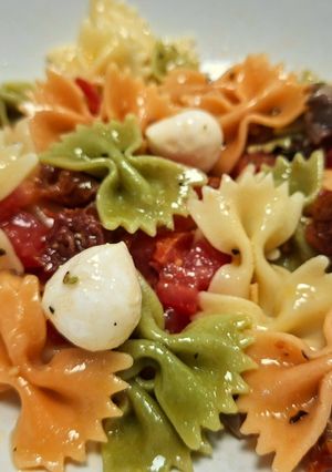 Una foto de Ensalada de Pasta con Tomate, Anchoas y Mozzarella
