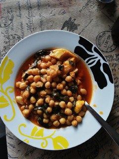 Una foto de Garbanzos con bacalao y espinacas (potaje de Vigilia)