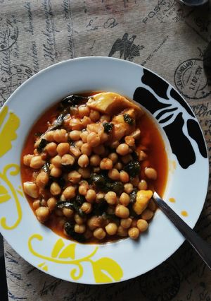 Una foto de Garbanzos con bacalao y espinacas (potaje de Vigilia)