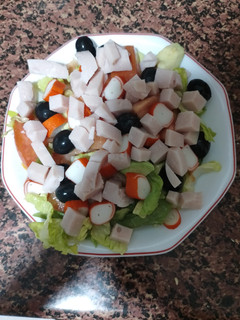 Una foto de Ensalada de Pavo, surimi y aceitunas negras