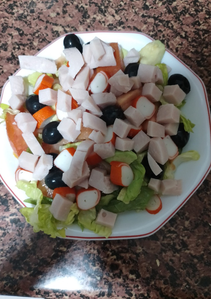 Una foto de Ensalada de Pavo, surimi y aceitunas negras